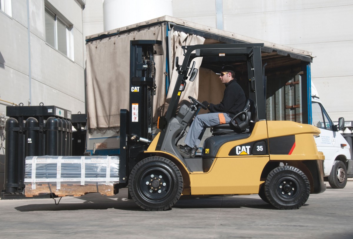 Your guide to Warehouse Forklifts - Radnes Services